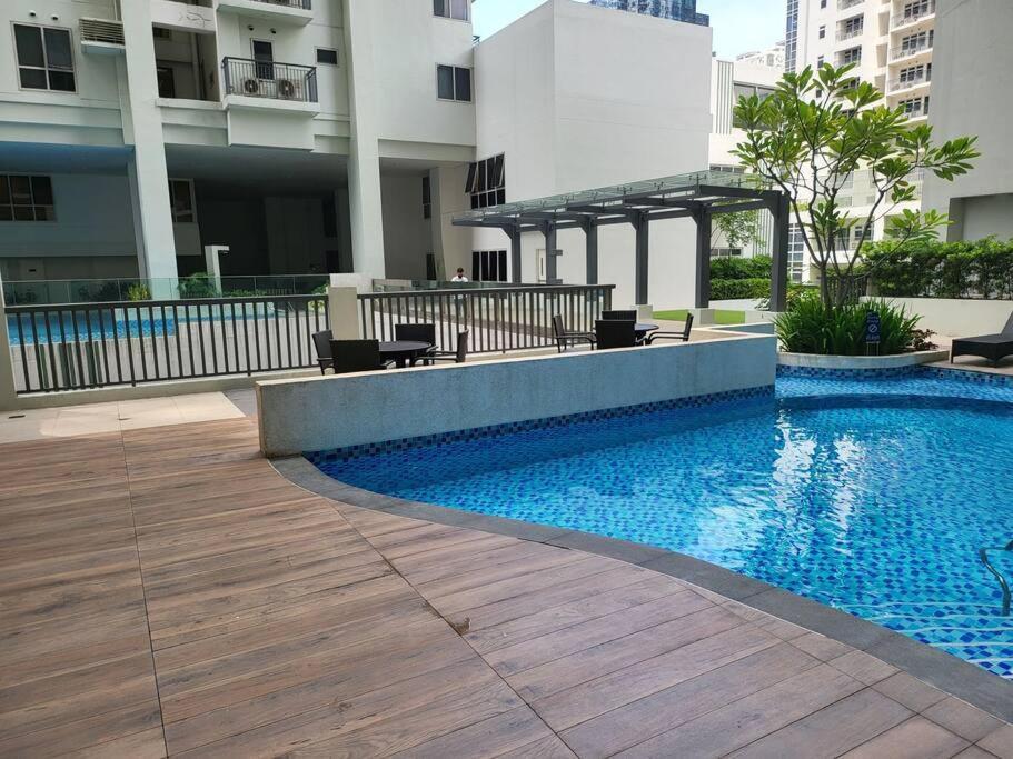 Luxury @ Bgc Sleeps 6 Comfortably Fast Wifi Pool! Apartment Manila Exterior foto