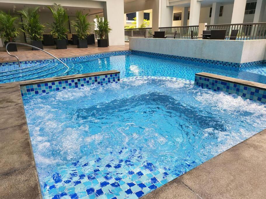 Luxury @ Bgc Sleeps 6 Comfortably Fast Wifi Pool! Apartment Manila Exterior foto