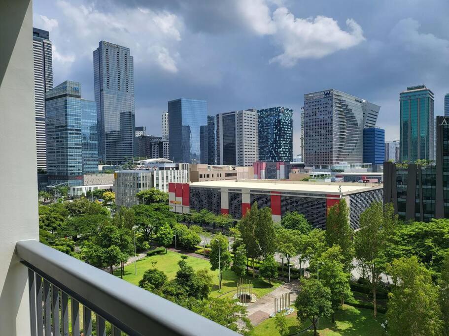 Luxury @ Bgc Sleeps 6 Comfortably Fast Wifi Pool! Apartment Manila Exterior foto