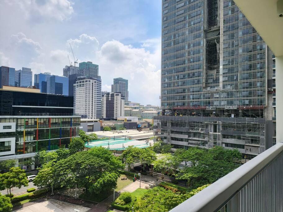 Luxury @ Bgc Sleeps 6 Comfortably Fast Wifi Pool! Apartment Manila Exterior foto