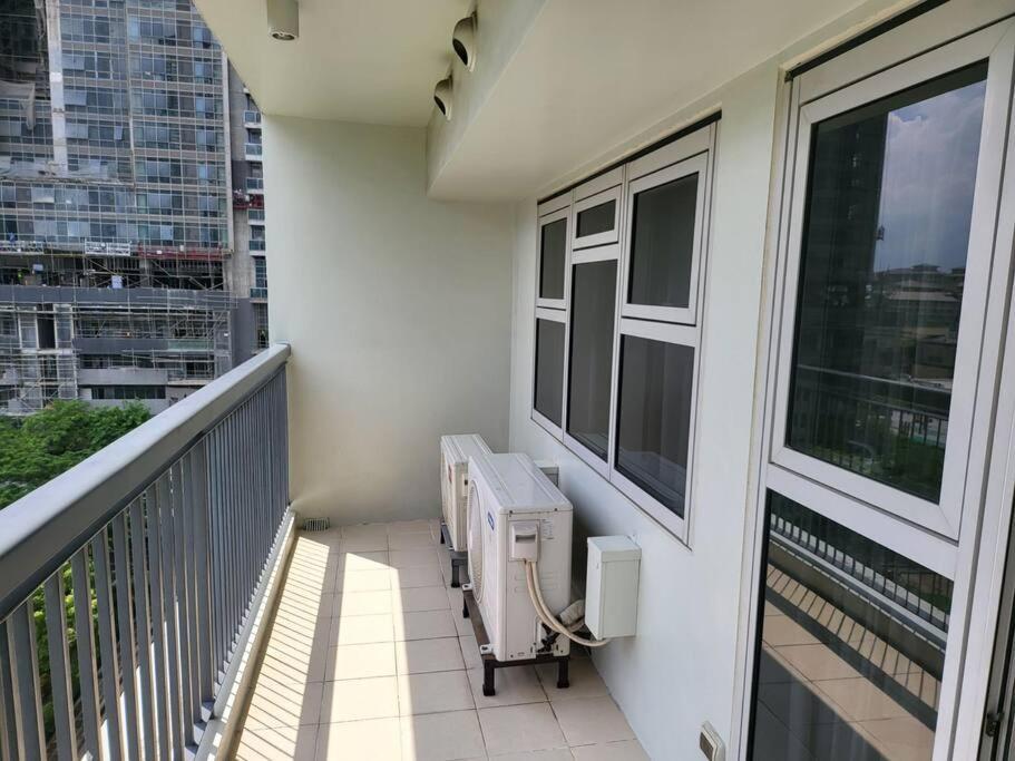 Luxury @ Bgc Sleeps 6 Comfortably Fast Wifi Pool! Apartment Manila Exterior foto