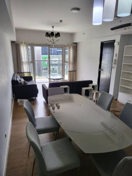 Luxury @ Bgc Sleeps 6 Comfortably Fast Wifi Pool! Apartment Manila Exterior foto
