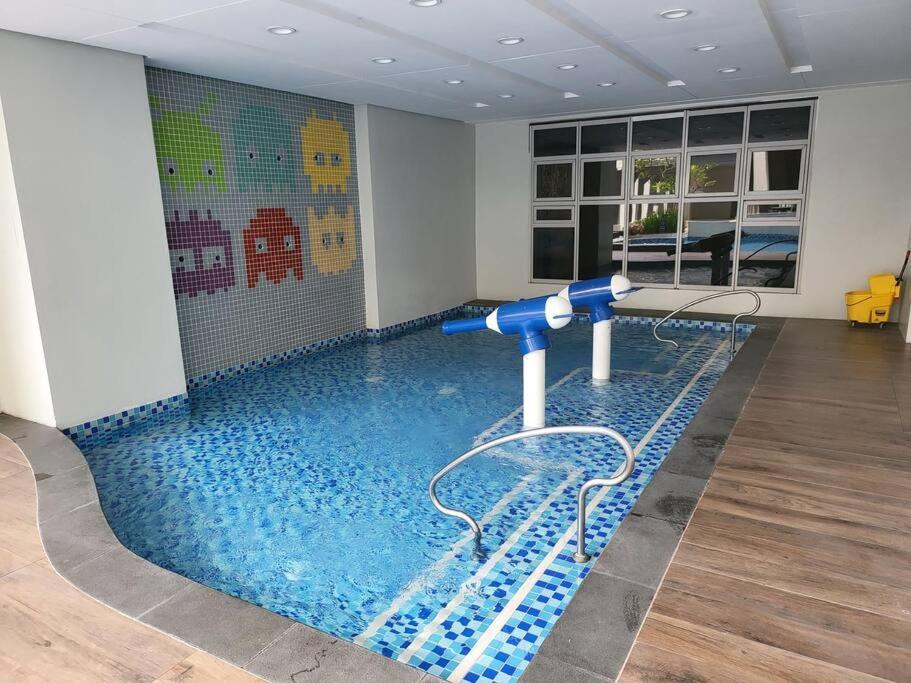 Luxury @ Bgc Sleeps 6 Comfortably Fast Wifi Pool! Apartment Manila Exterior foto