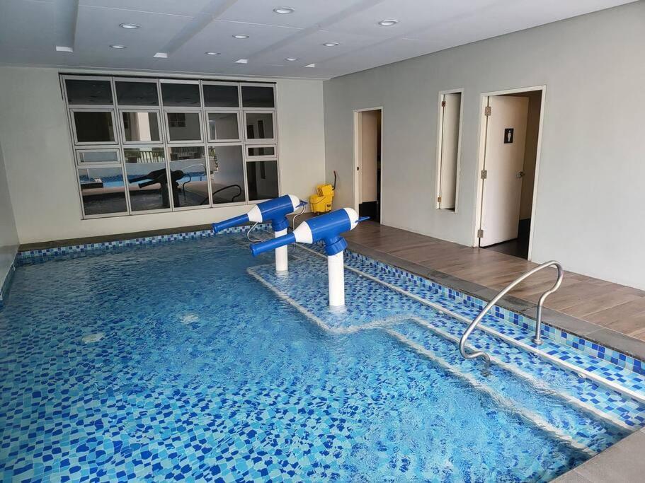 Luxury @ Bgc Sleeps 6 Comfortably Fast Wifi Pool! Apartment Manila Exterior foto