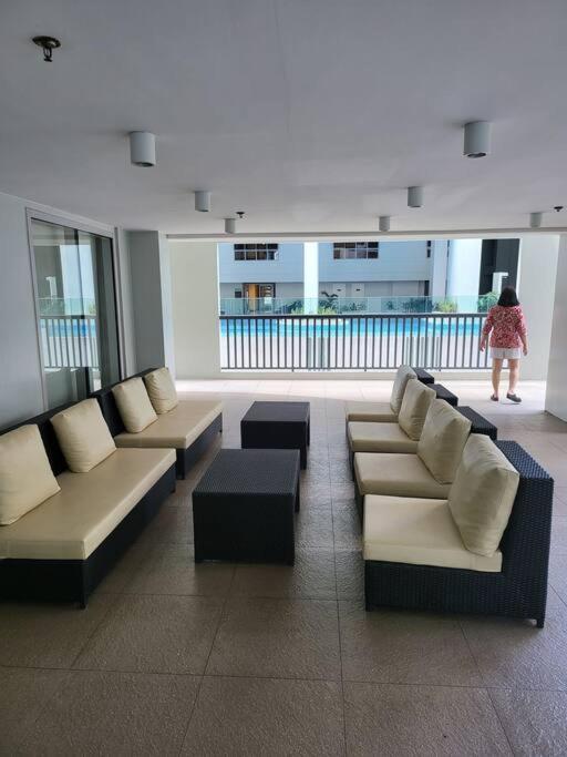 Luxury @ Bgc Sleeps 6 Comfortably Fast Wifi Pool! Apartment Manila Exterior foto