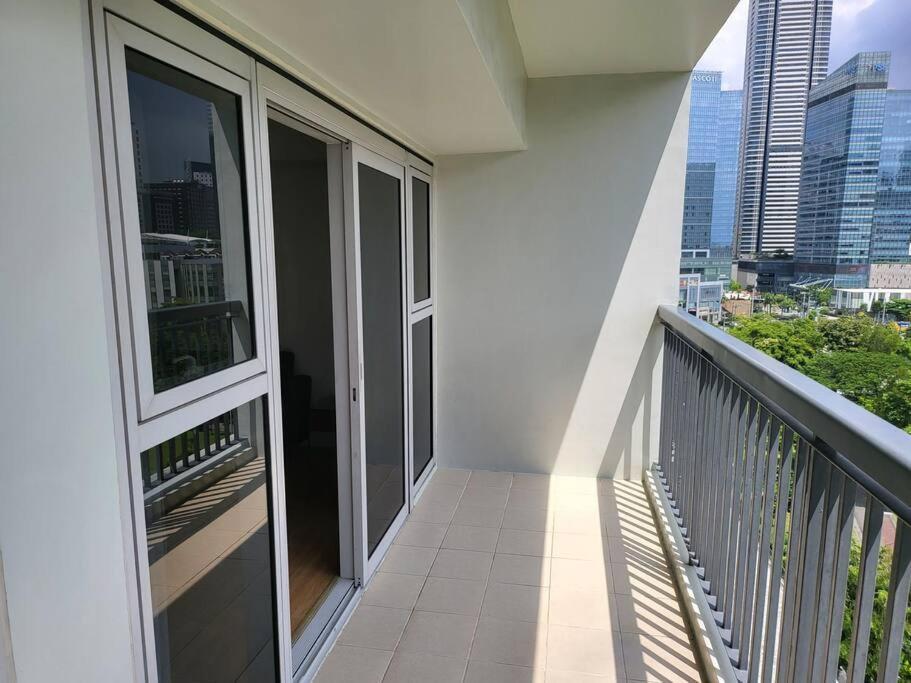 Luxury @ Bgc Sleeps 6 Comfortably Fast Wifi Pool! Apartment Manila Exterior foto