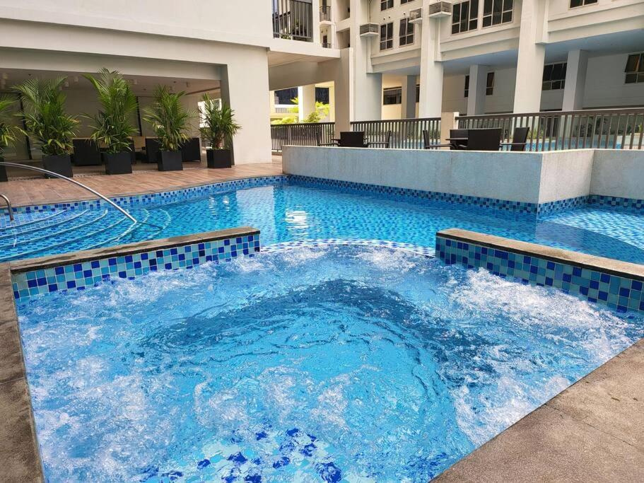 Luxury @ Bgc Sleeps 6 Comfortably Fast Wifi Pool! Apartment Manila Exterior foto