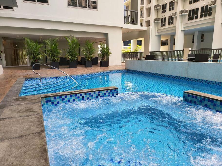 Luxury @ Bgc Sleeps 6 Comfortably Fast Wifi Pool! Apartment Manila Exterior foto