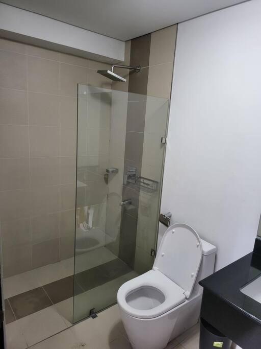Luxury @ Bgc Sleeps 6 Comfortably Fast Wifi Pool! Apartment Manila Exterior foto